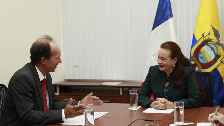Ecuador expone diplomacia verde a embajador de Francia