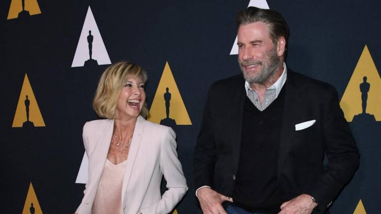 Los actores Olivia Newton-John y John Travolta bailando en la alfombra roja por la celebración del 40 aniversario de la película Grease, el 15 de agosto de 2018.