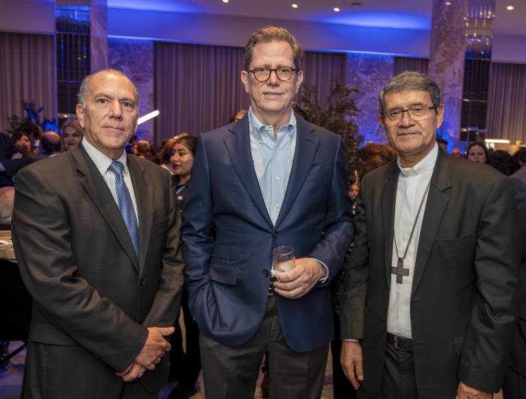 $!Luis Jiménez, a la izquierda, acompañado de Carlos Pérez Barriga y del cardenal Luis Gerardo Cabrera, durante el encuentro que se efectuó en el Hotel Hiltón Colón.