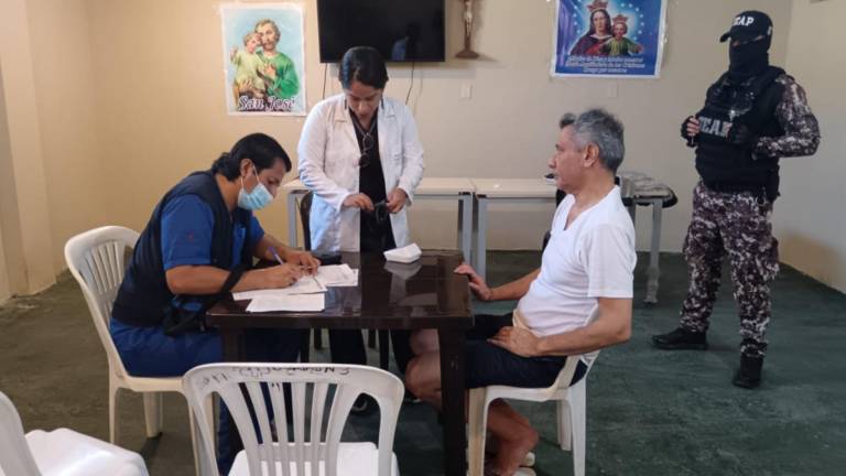 Fotografía del exvicepresidente Jorge Glas en la cárcel de máxima seguridad La Roca, sometiéndose a un examen médico.