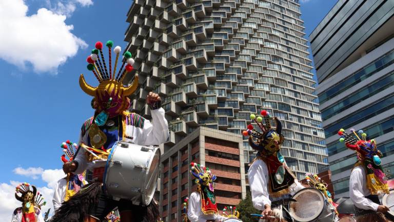 Realización del Desfile de la Confraternidad, un evento cultural por tradicional las Fiestas de Quito, en la Avenida de los Shyris, norte de la capital.