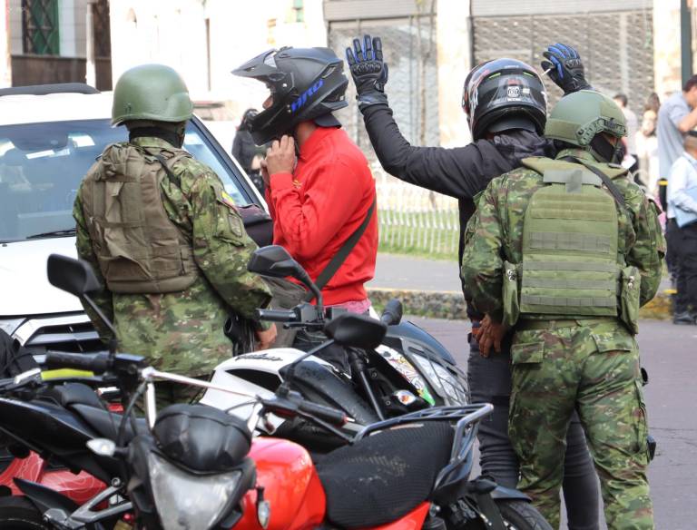 $!Fotografía tomada el 30 de enero de militares desplegados en el sur de Quito, quienes revisaban a ocupantes de motocicletas.