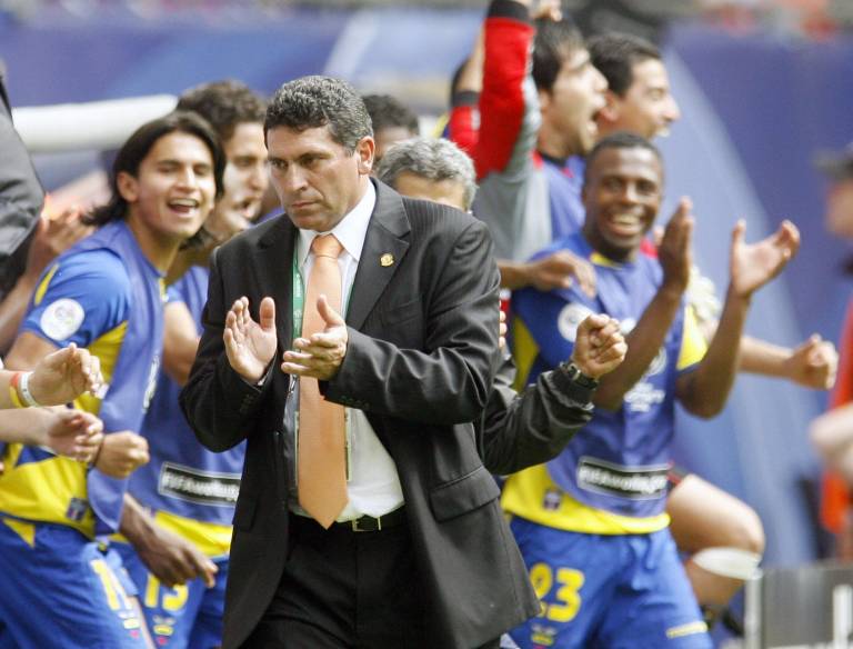 $!Luis Fernando Suárez celebra uno de los goles de Ecuador en el Mundial 2006.