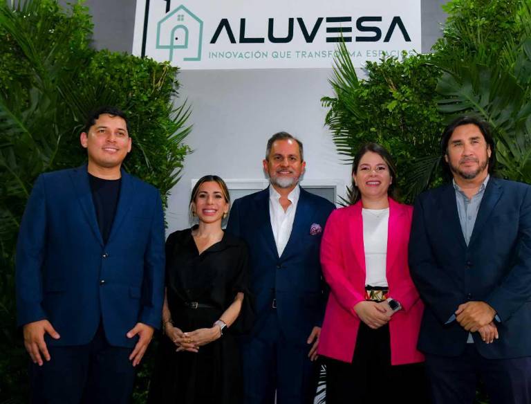 $!Directivos de Aluvesa durante la presentación de sus nuevas ventanas prefabricadas.