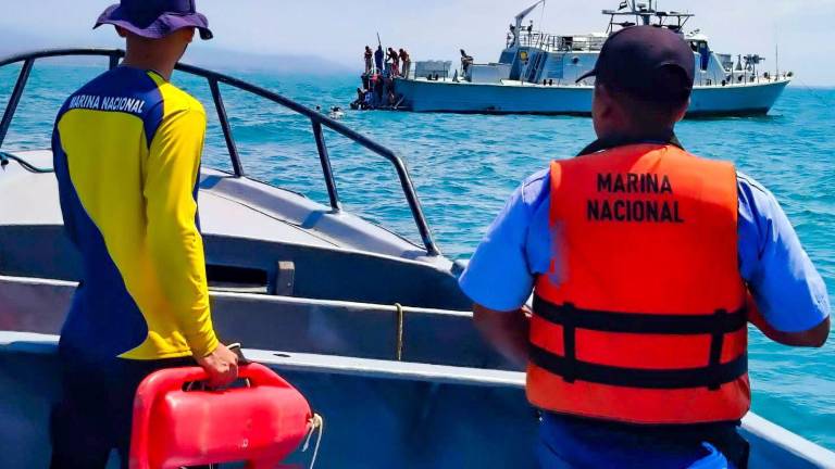 Armada de El Salvador rescata a 16 náufragos ecuatorianos en alta mar: unos presentaban heridas y quemaduras