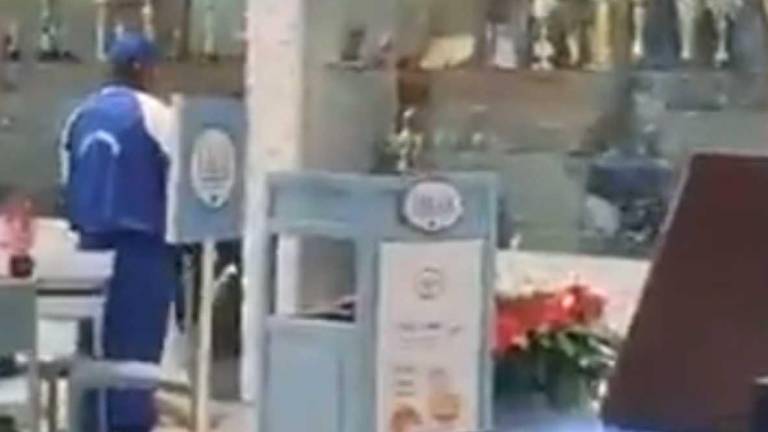 Captura de uno de los videos difundidos en redes sociales del asalto a una joyería ubicada al interior de un centro comercial.