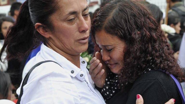 Familiares abarrotan funeral por niña colombiana asesinada