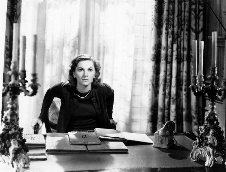 $!Fotograma de la película Rebeca, de 1940, en la que se ve a la actriz Joan Fontaine con la chaqueta que se popularizo con el nombre del personaje de la película.