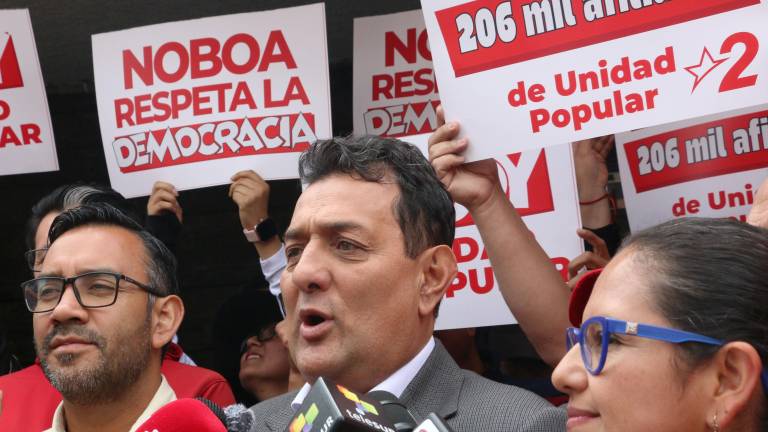 Geovanny Atarihuana, Director de Unidad Popular acompañado de varios afiliados acudieron al Consejo Nacional Electoral.