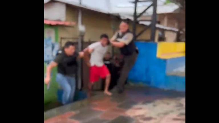 VIDEO registra captura de implicado en ataque a policías en Pedernales; sospechoso se puso a llorar en medio de balacera