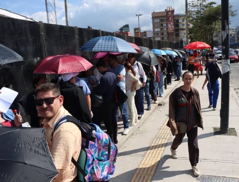 $!Decenas de personas llegaron al Estadio Olímpico Atahualpa este jueves para canjear entradas a los conciertos, en la víspera de su primera presentación.
