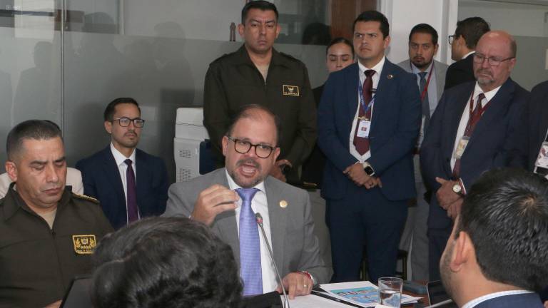 El ministro del Interior, John Reimberg, y el comandante general de la Policía Nacional, Pablo Vinicio Dávila.