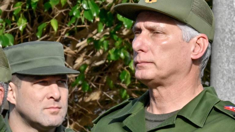El presidente de Cuba, Miguel Díaz-Canel (derecha) asiste al funeral de los 32 soldados cubanos que murieron durante la captura de Nicolás Maduro por parte de EE.UU.