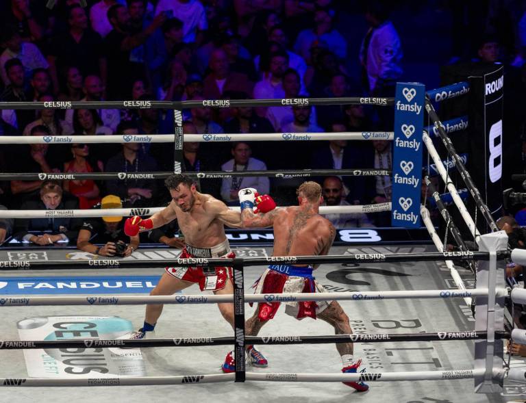 $!La detención se dio luego de que el sábado pasado, el pugilista perdiera en una pelea en Anaheim con el youtuber Jake Paul.