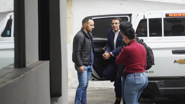 Fotografía del legislador arribando a la audiencia.