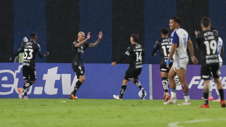 Jugadores de Independiente del Valle celebran el gol frente a Universidad Central de Venezuela.