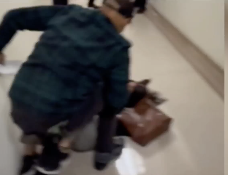 $!Migrante ecuatoriana agredida por un agente de migración.