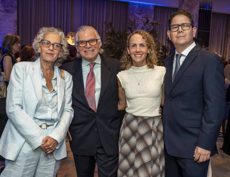 $!Desde la izquierda, Luisita Abramowicz de Shalev, José Shalev, Terly Shalev y Víctor Álvarez, asistentes a la celebración organizada por el Consulado de Israel.