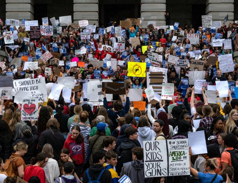 $!Los estudiantes de las escuelas de Nashville reunidos en el edificio del Capitolio del estado de Tennessee en protesta para exigir acciones a favor de la reforma de las leyes de armas en el estado el 3 de abril de 2023 en Nashville, Tennessee.