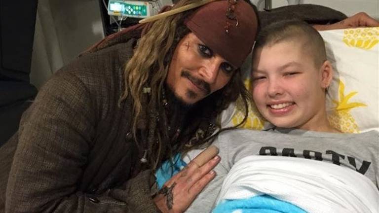 Johnny Depp visita hospital infantil vestido de &quot;Jack Sparrow&quot;