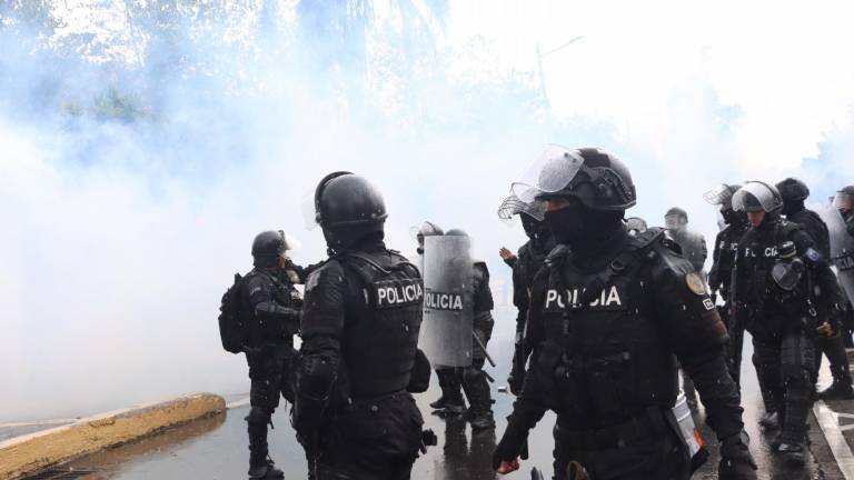 Camarógrafo de Ecuavisa sufre fractura tras agresión policial durante el paro: 'me dispararon con proyectiles de goma'