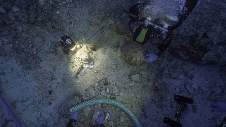 Encuentran restos humanos en barco hundido hace 2.000 años