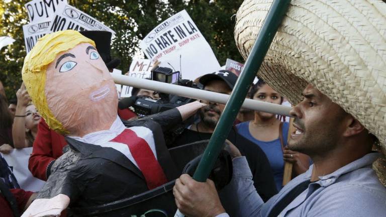 Aumenta venta de piñatas de Trump ante su visita a California