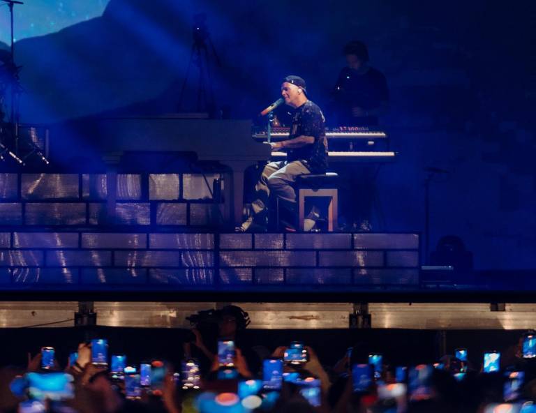 $!Sanz interpretando en el piano su éxito '¿Lo ves?'.