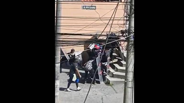 Video en el que un grupo de manifestantes usan armas de fuego durante las protestas en Quito.