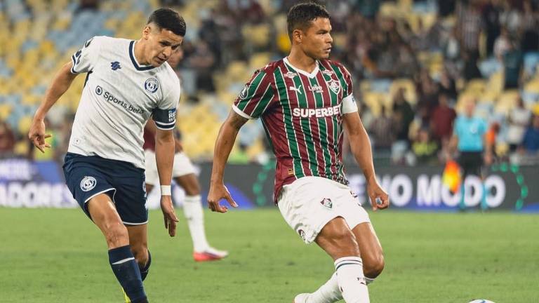 Alex Arce enfrentando a Thiago Silva por los octavos de final de la Copa Libertadores.