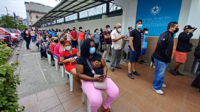 Pruebas COVID-19 en hospitales públicos deberán contar con prescripción médica