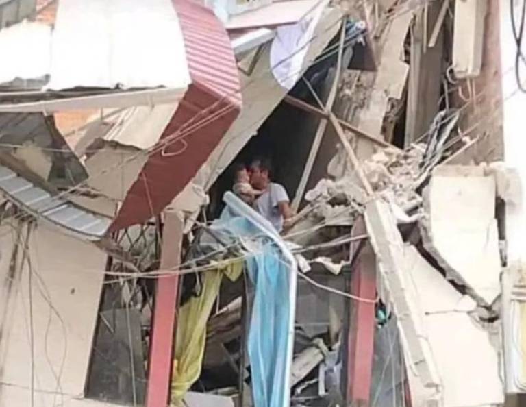$!El papá héroe de Pasaje, quien rescató a su bebé entre escombros, dio detalles de lo que ocurrió antes y después del terremoto