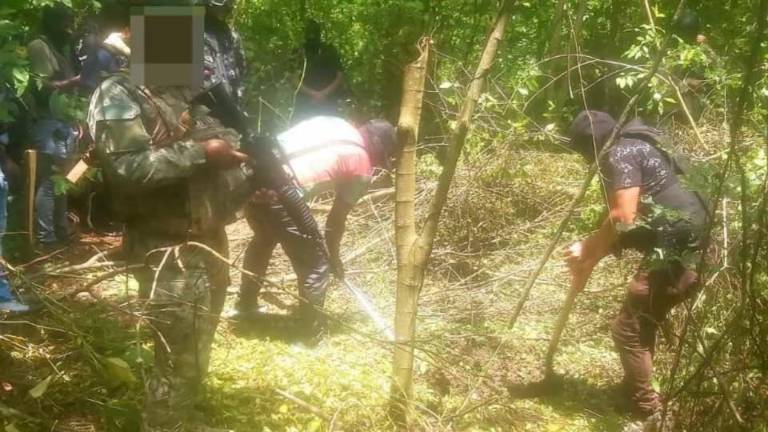 Hallan fosas con cuerpos en Esmeraldas y detienen a seis personas en operativo