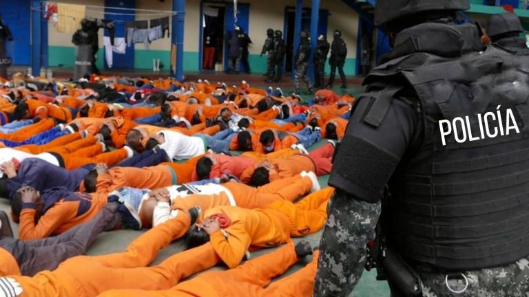 1.300 policías buscan objetos prohibidos en cárcel de Cotopaxi