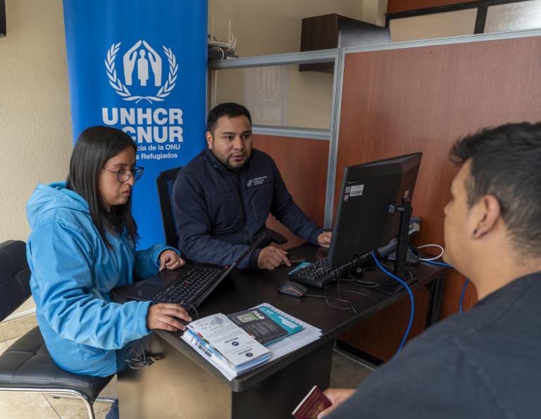 $!Al pie del puente Internacional de Rumichaca, la Defensoría Pública de Carchi, en coordinación con su par de Colombia, brindan asesoría y patrocinio legal gratuito en varias áreas.