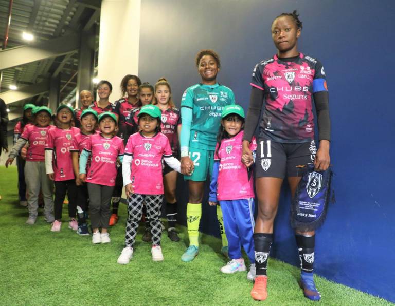 $!Las niñas de la iniciativa #UnGolPorLaEducación acompañaron a las jugadoras del equipo Dragonas en el partido final de la Superliga Femenina 2022.
