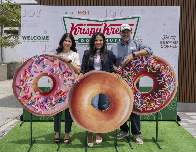 $!María Dolores Cassal, vocera de Krispy Kreme (i), María Ibañez-Fischer, gerente de mercadeo de Franquicias Internacionales, y Miguel Méndez, representante de la franquicia.