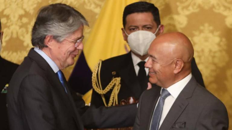 Lasso pide al nuevo ministro de Defensa, Luis Hernández, fortalecer las Fuerzas Armadas