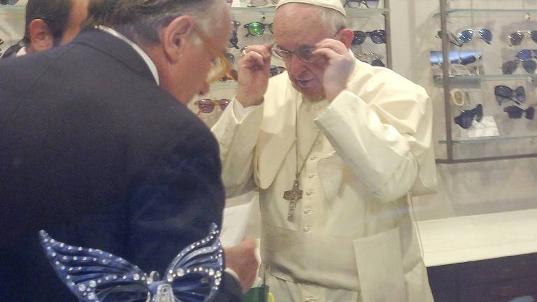 El papa sale de compras por el centro de Roma