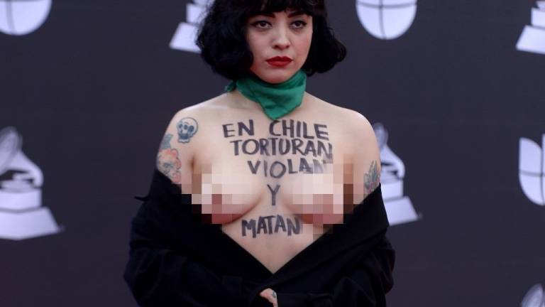 Mon Laferte pide justicia para Chile y reivindica lucha al ganar Latin Grammy