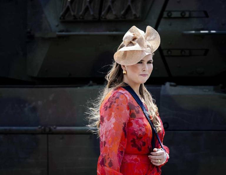 $!Amalia lució un vestido rojo con vendaje visible, mostrando naturalidad y compromiso con su rol.