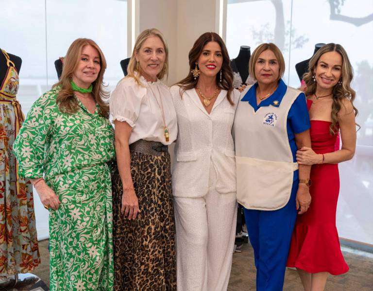 $!Teresa Valencia junto a Anabella Azín y representantes de Solca durante el evento desarrollado en el Tenis Club de Samborondón.