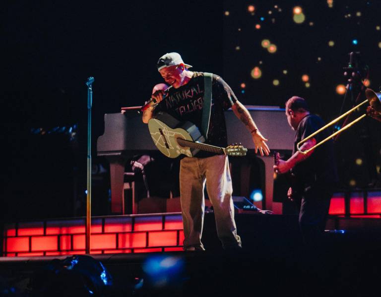 $!El cantautor contagió a sus fanáticos con la pasión y energía que lo caracterizan.