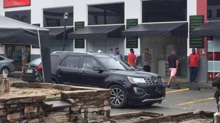 Atacan a bala a un sujeto en una plaza comercial de vía a Salitre