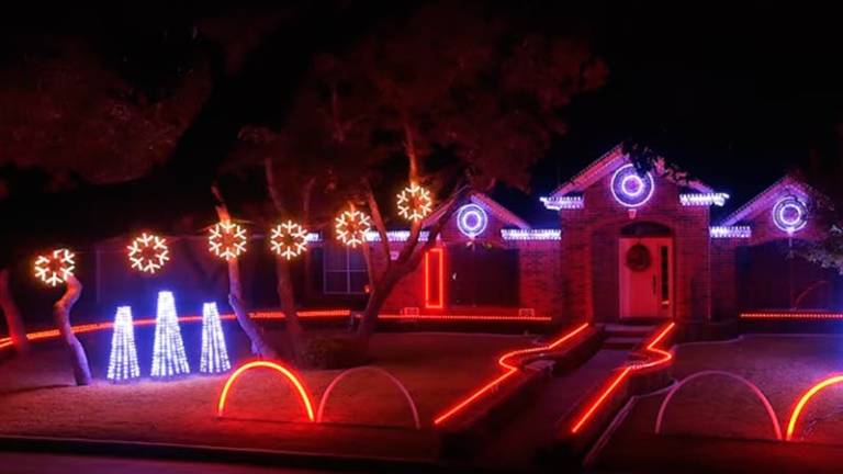 Una familia realiza un espectacular show con luces navideñas
