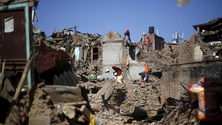 Rescatadas con vida tres nepalíes tras permanecer 8 días bajo los escombros