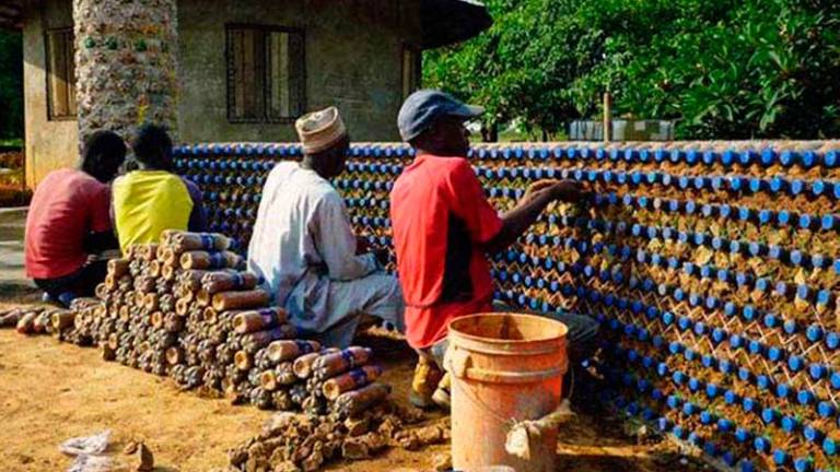 Casas de plástico y barro generan esperanza en Nigeria