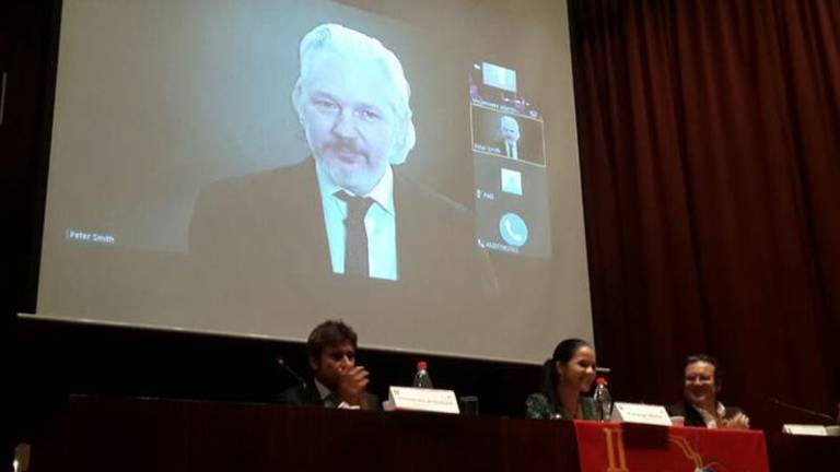 Assange participa por videoconferencia en ELAP 2015