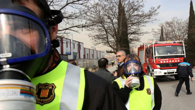 Activan plan de emergencia en España por explosión en empresa química