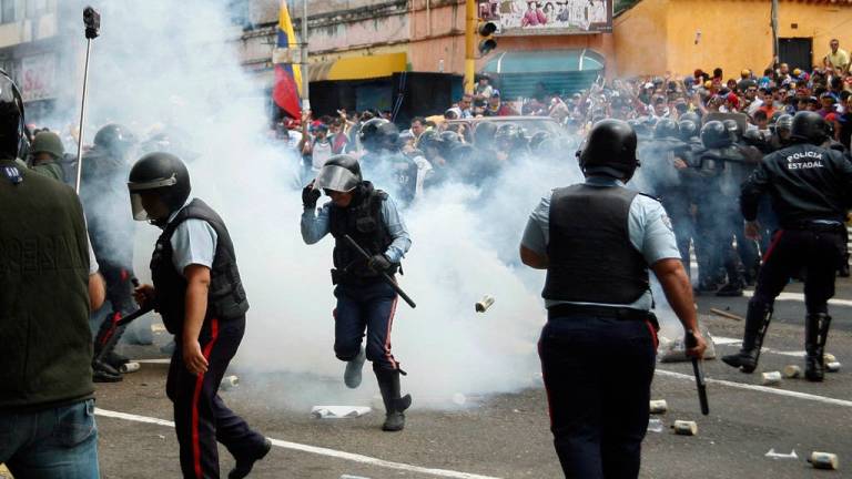Marchas y enfrentamientos marcan primer aniversario de protestas en Venezuela